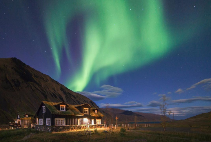 Understanding how to plan a trip to Iceland involves preparing for the unique weather conditions.