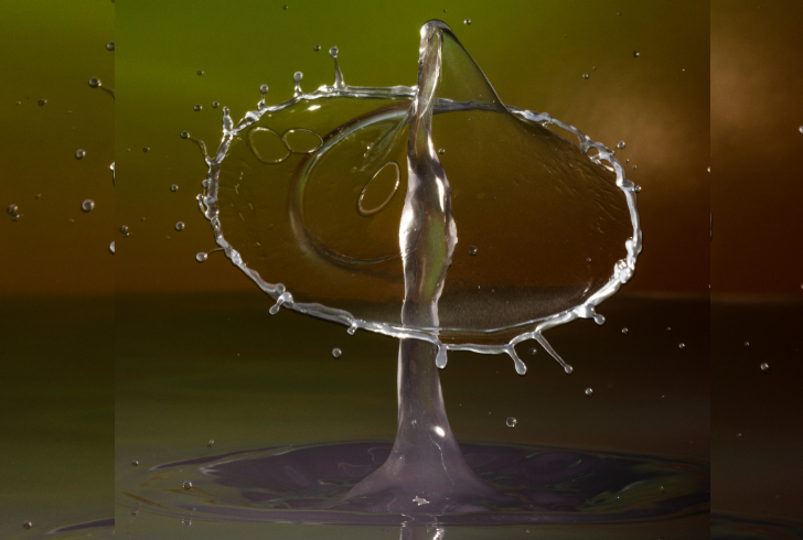 Water splash forming circular crown pattern