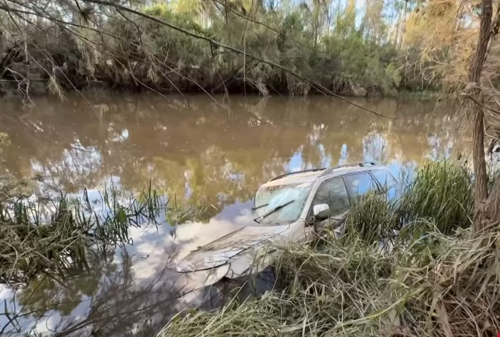 Chinese tourists car stranded in Queensland floodwaters